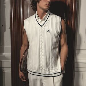 IZOD Men's White Blue Knit Sleeveless Preppy Embroidered Crest Sweater Vest Sz L